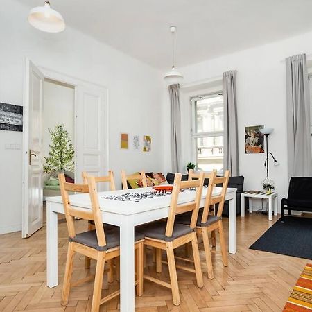 Bright, Spacious Apartment In The Historic Centre Prága Kültér fotó