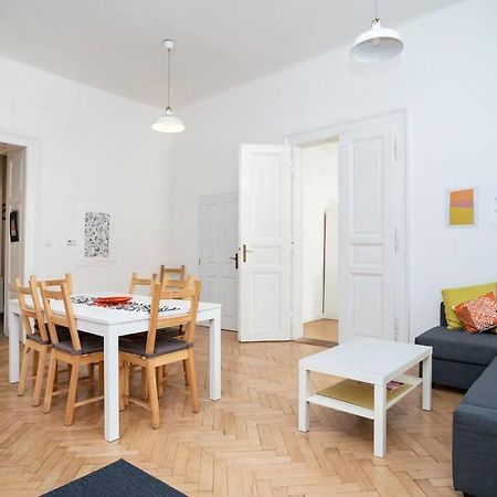 Bright, Spacious Apartment In The Historic Centre Prága Kültér fotó