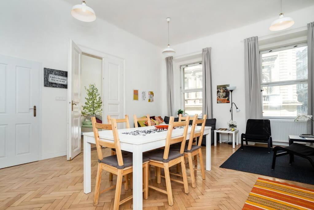 Bright, Spacious Apartment In The Historic Centre Prága Kültér fotó