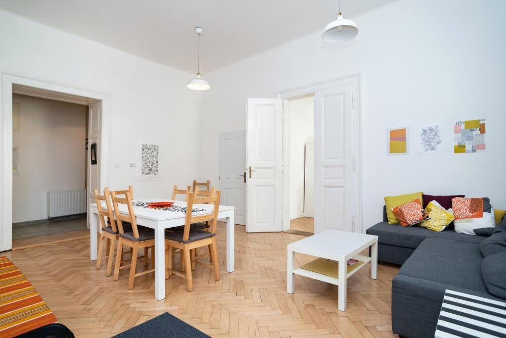 Bright, Spacious Apartment In The Historic Centre Prága Kültér fotó