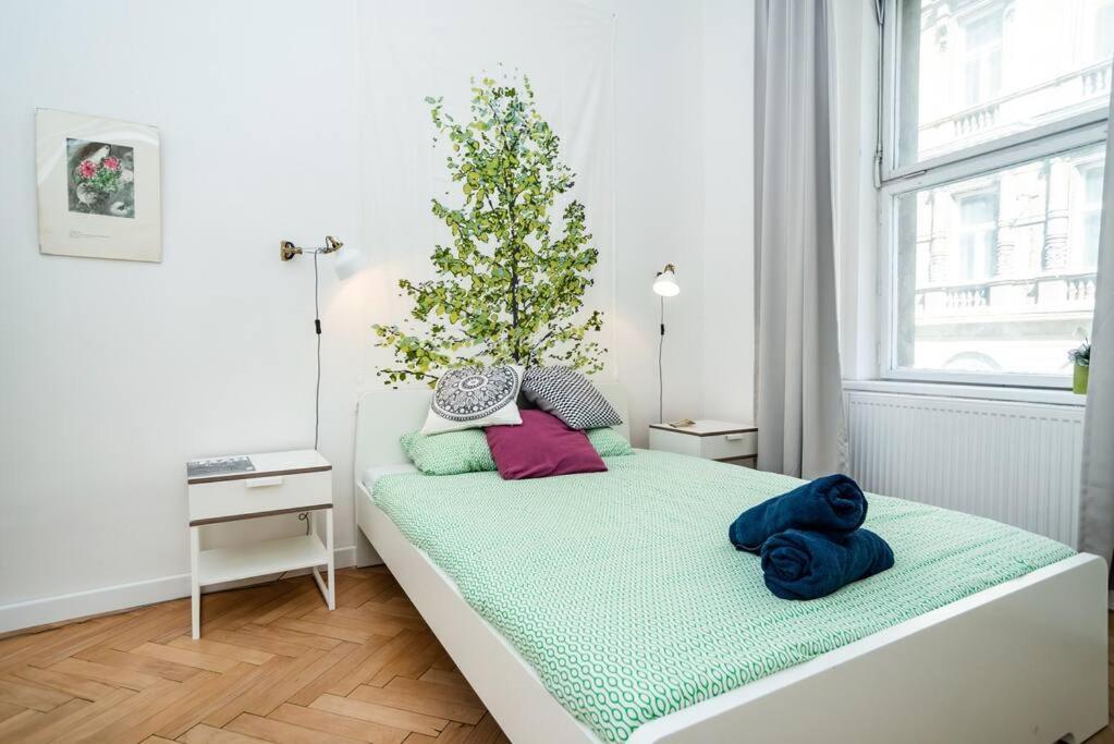 Bright, Spacious Apartment In The Historic Centre Prága Kültér fotó