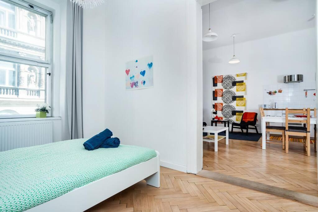 Bright, Spacious Apartment In The Historic Centre Prága Kültér fotó